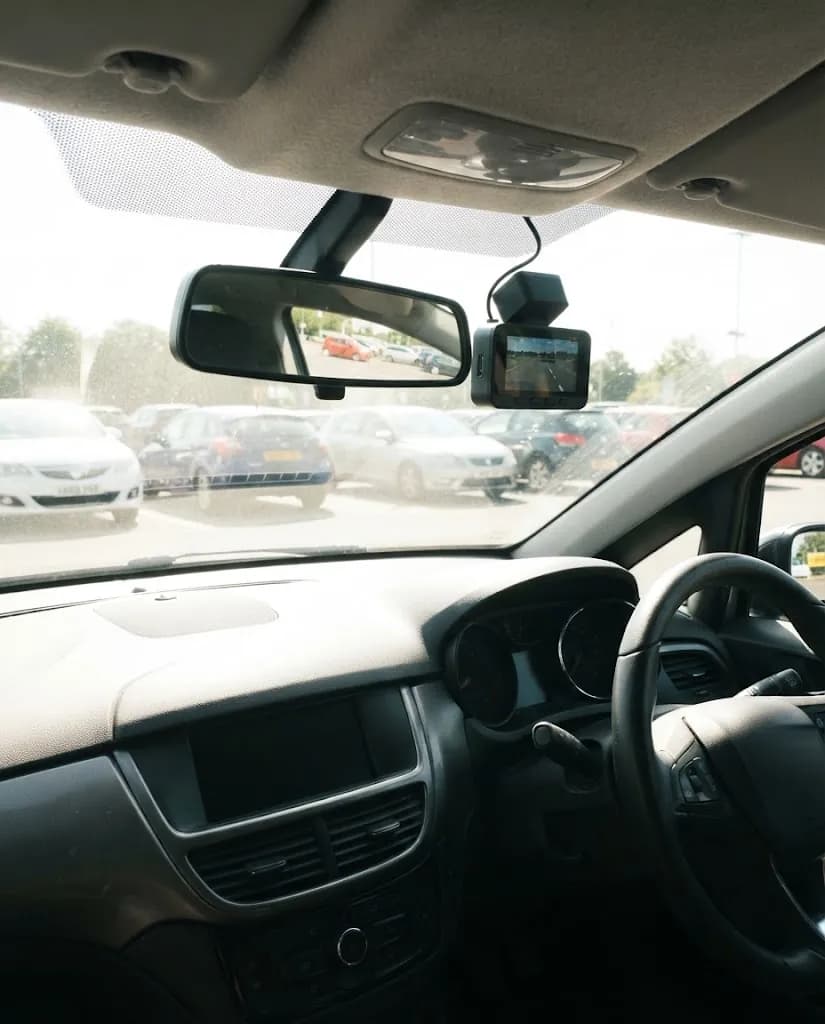 The Halden Duo 4K behind the mirror on a bright summer day, screen on, sun on the windscreen